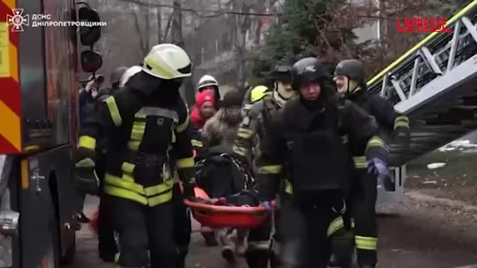 Ucraina, attacco russo a Dnipro: soccorritori al lavoro