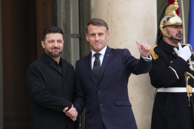 Ucraina, Zelensky da Macron. La Casa Bianca: “Molto ottimisti”. Il Cremlino: “Conquistata Pokrovsk”