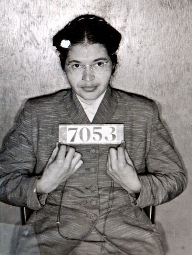 Una foto di Rosa Parks scattata il 22 febbraio 1956 dall'ufficio dello sceriffo di Montgomery (Alaska), dopo che fu arrestata per essersi rifiutata di cedere il suo posto su un autobus a un passeggero bianco il 1° dicembre 1955 a Montgomery, Alabama. (AP Photo/ufficio dello sceriffo della contea di Montgomery)