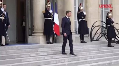 Ucraina: Zelensky arrivato all'Eliseo, accolto da Macron con un abbraccio