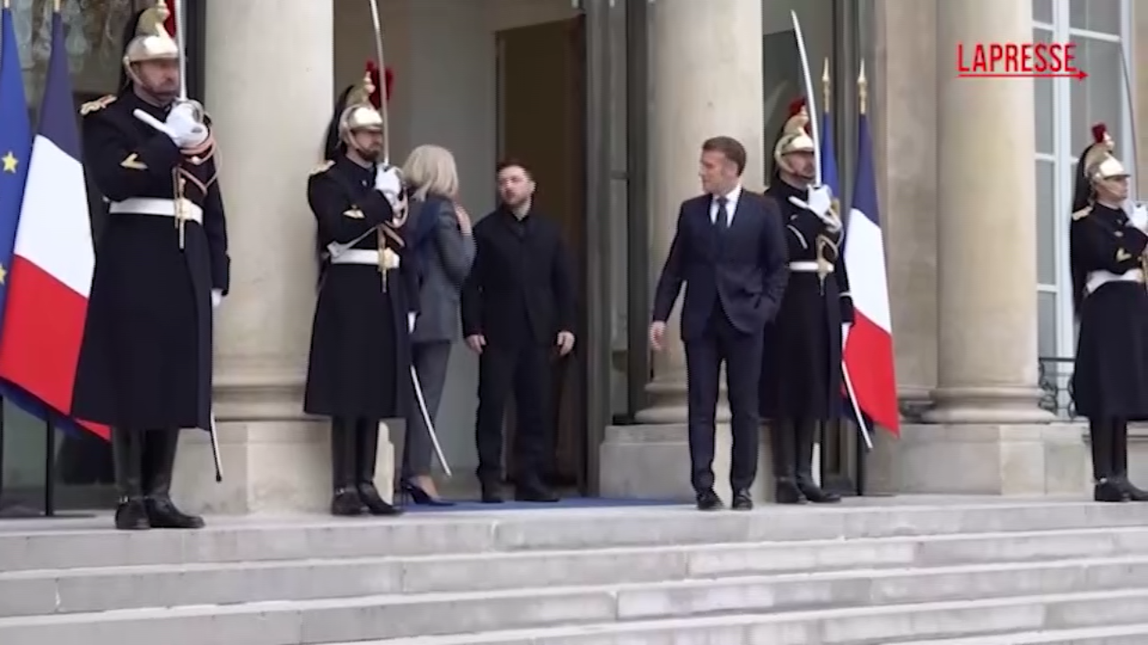 Ucraina, Brigitte Macron accoglie Olena Zelenska all’Eliseo