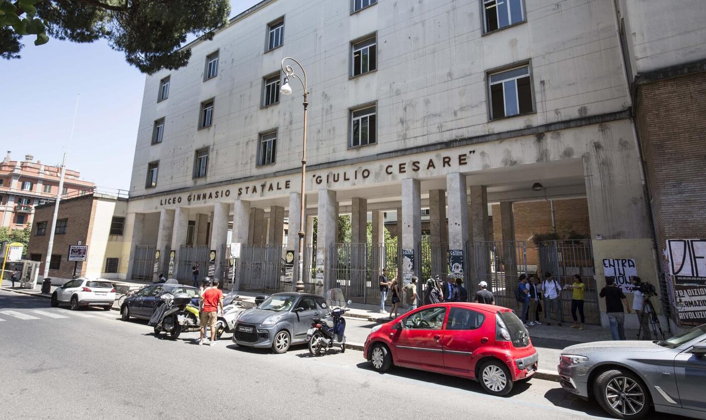 ‘Lista stupri’ al Giulio Cesare, lettera dei docenti: “Condanna ferma di scritta inqualificabile”