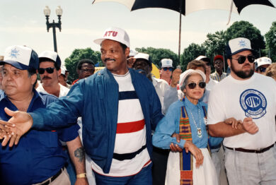 Jesse Jackson, al centro a sinistra, e la pioniera del movimento per i diritti civili Rosa Parks, al centro a destra, si uniscono ai lavoratori della Greyhound in sciopero in una manifestazione davanti alla Union Station a Washington, il 19 giugno 1990. Jackson ha esortato il pubblico che viaggiava sull'autobus a boicottare la compagnia. (AP Photo/J. Scott Applewhite, file)
