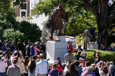 Le persone attorno alla statua di Rosa Parks appena inaugurata al Campidoglio dello stato dell'Alabama, venerdì 24 ottobre 2025 (AP Photo/Mike Stewart)