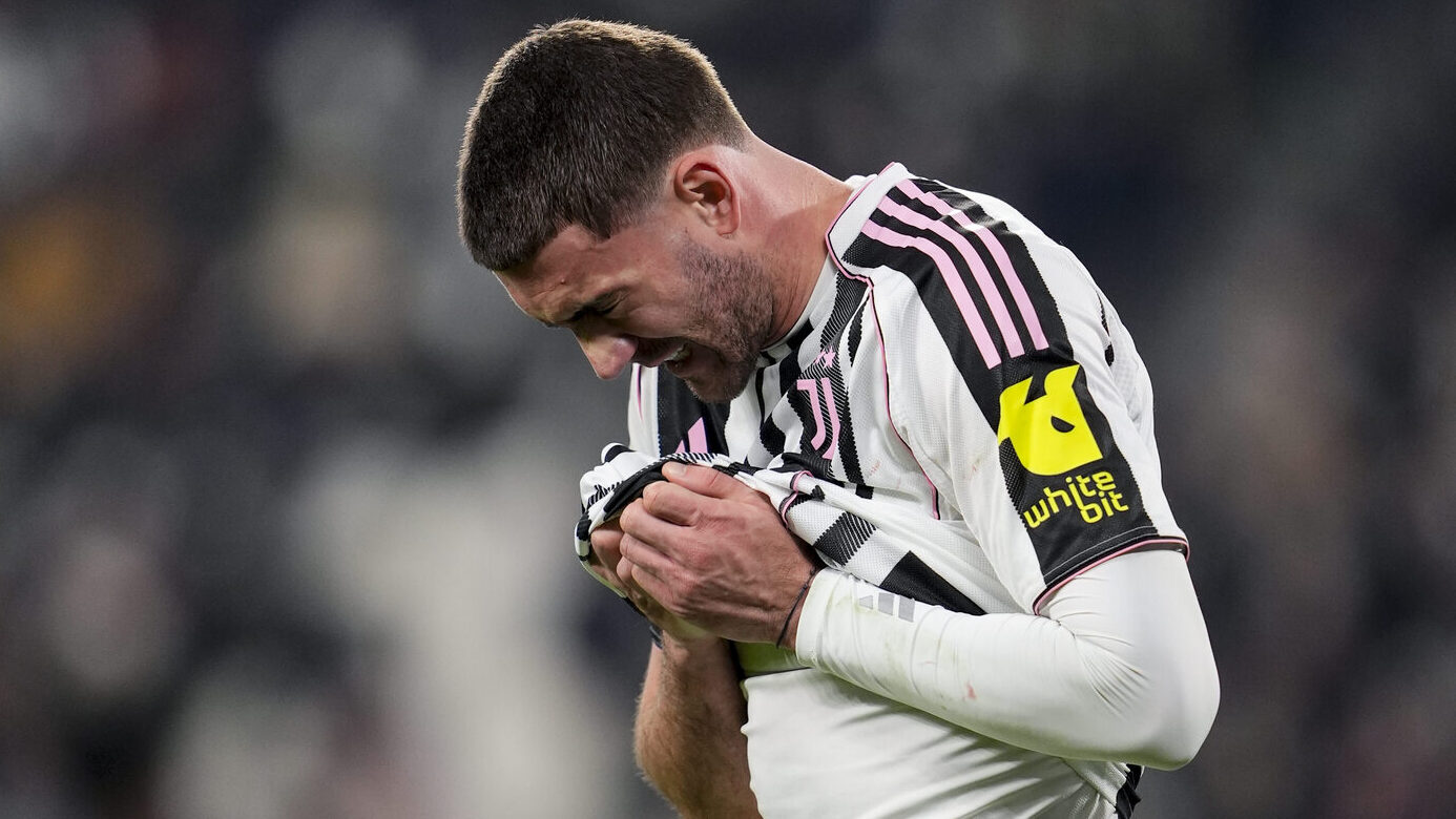 Infortunio Vlahovic, per l’attaccante della Juve si teme lungo stop Infortunio Vlahovic, per l’attaccante della Juve si teme lungo stop