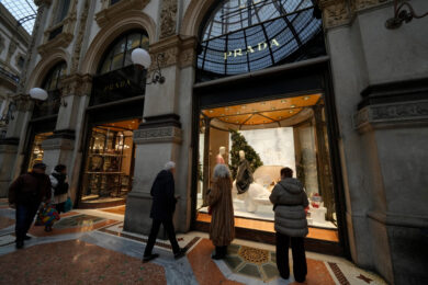 Prada annuncia il closing per acquisto di Versace