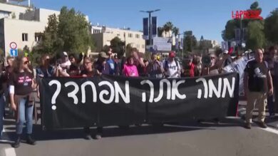 Israele, manifestanti davanti alla residenza di Herzog: “No alla grazia a Netanyahu”