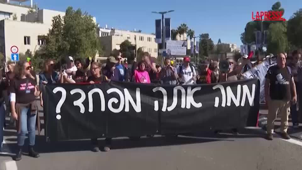 Israele, manifestanti davanti alla residenza di Herzog: “No alla grazia a Netanyahu”