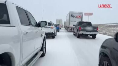 Usa, tempesta di neve in Missouri: auto bloccate e camion rovesciati