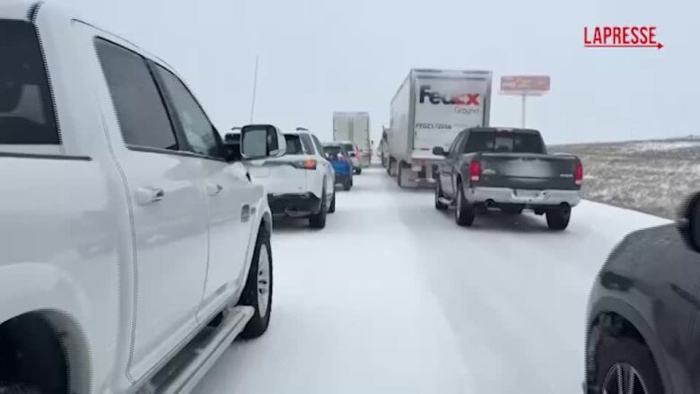 Usa, tempesta di neve in Missouri: auto bloccate e camion rovesciati
