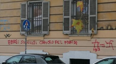 Roma, ‘ebrei sionisti cancro del mondo’: la scritta antisemita sul Lungotevere