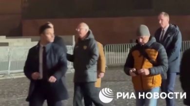 Witkoff, Kushner e Dmitriev passeggiano nella Piazza Rossa di Mosca prima di incontrare Putin