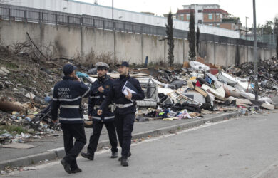 Roma, in fuga da campo rom legato e seminudo: salvato un 18enne