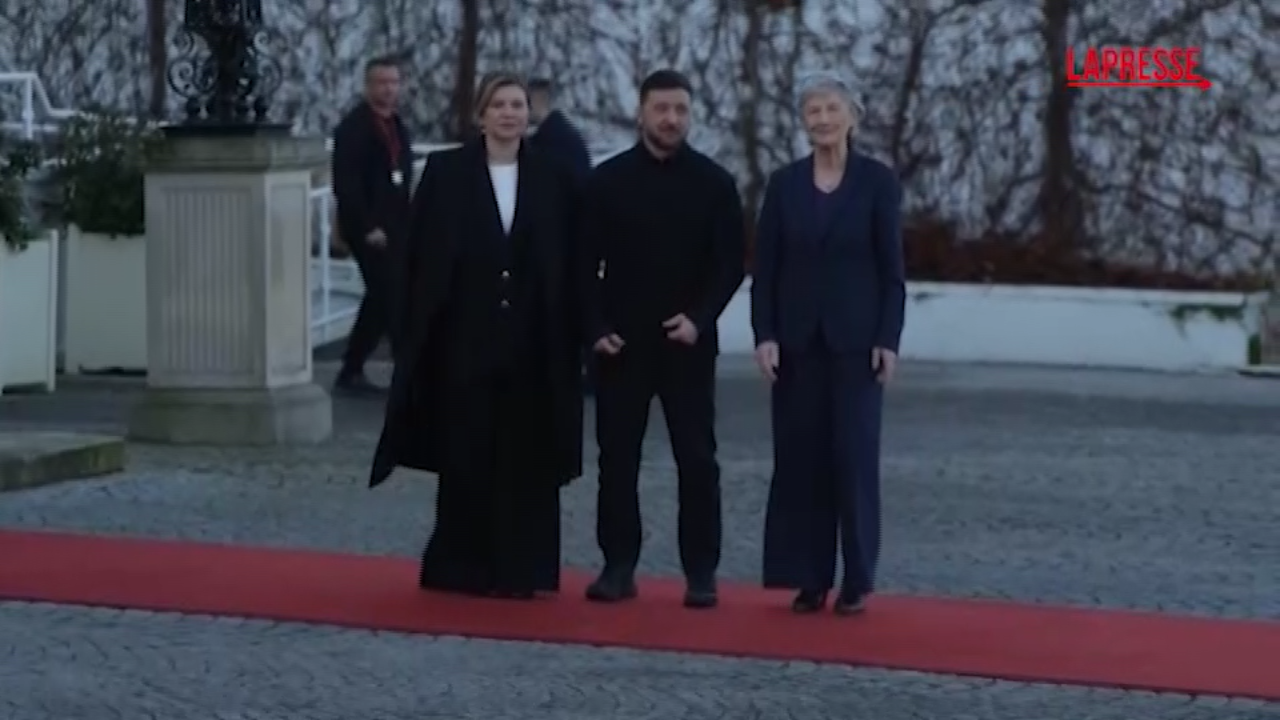 Ucraina, Zelensky ricevuto a Dublino dalla Presidente della Repubblica Connolly Ucraina, Zelensky ricevuto a Dublino dalla Presidente della Repubblica Connolly