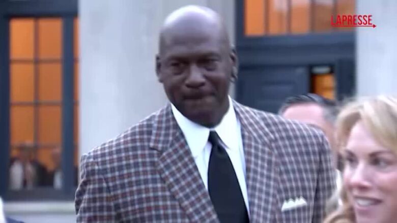 Usa, Michael Jordan accusa di monopolio la NASCAR: l'arrivo in tribunale del campione