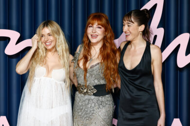 Da sinistra a destra Sienna Miller, Charlotte Tilbury e Bella Tilbury, sul red carpet del 'The Fashion Awards 2025' a Londra (foto AP/Invision/Millie Turner)