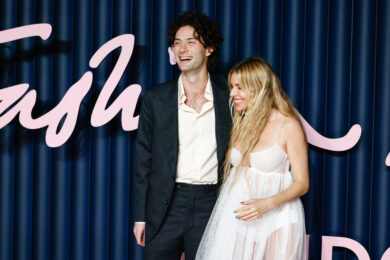 Sienna Miller e il compagno Oli Green sul red carpet dei 'The Fashion Awards 2025' a Londra (foto AP/Invision/Millie Turner)