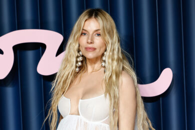 Sienna Miller sul Red Carpet dei 'The Fashion Awards 2025 a Londra (foto Ap/Millie Turner/Invision)