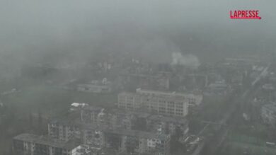 Ucraina, le immagini dal drone di Myrnohrad distrutta e accerchiata dai russi