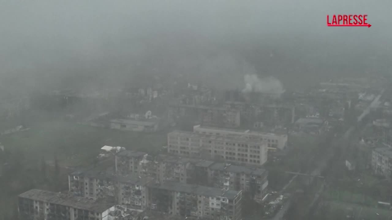 Ucraina, le immagini dal drone di Myrnohrad distrutta e accerchiata dai russi