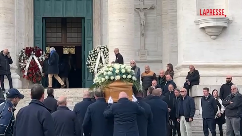 Pietrangeli, un lungo applauso saluta l'uscita del feretro dalla chiesa Gran Madre di Dio