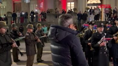 Milano, carabinieri, alpini e polizia suonano per i bambini ricoverati alla De Marchi