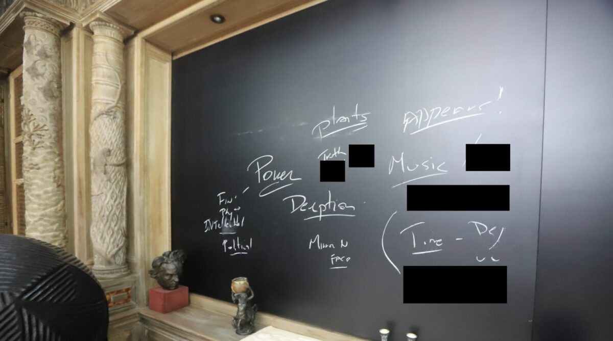 Caso Epstein, pubblicate le foto inedite della villa e della sua isola privata Caso Epstein, pubblicate le foto inedite della villa e della sua isola privata