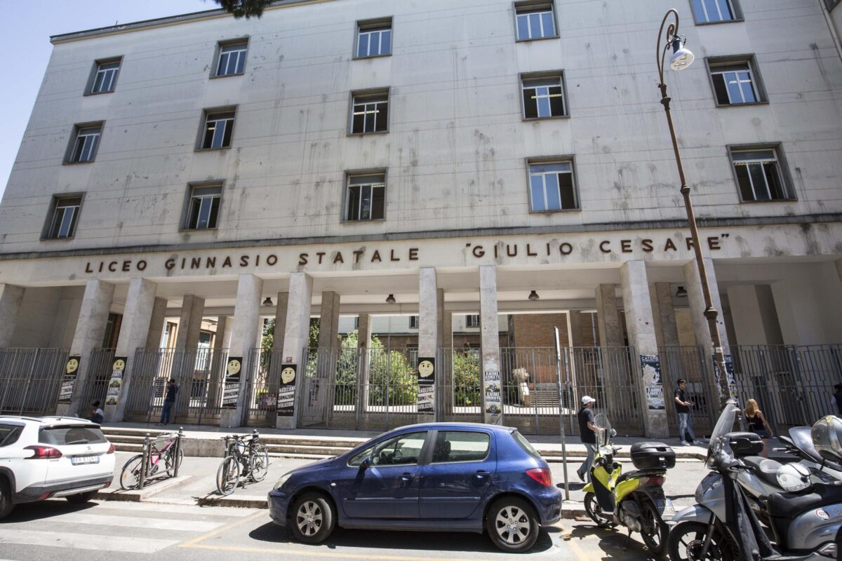 Lista stupri, ne compare un’altra in un liceo di Lucca