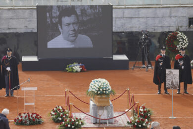 Nicola Pietrangeli, camera ardente al Foro Italico poi il funerale: il ricordo di parenti e amici – La diretta