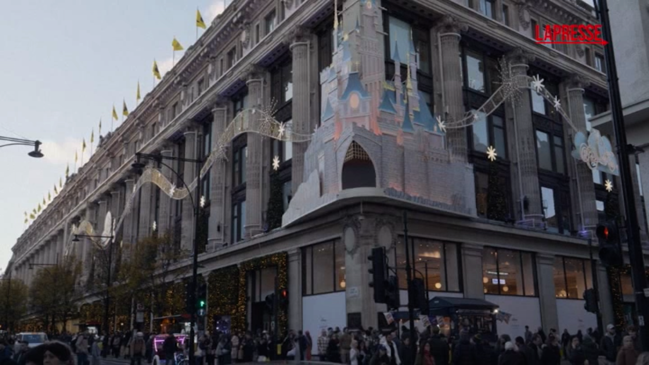 Londra, i negozi addobbano le vetrine per Natale: gli spettacolari allestimenti