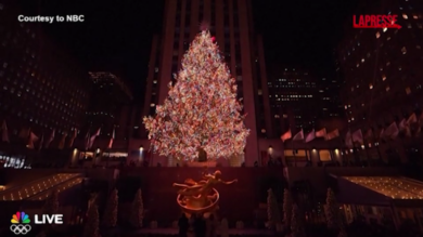New York, l’accensione dell’albero di Natale al Rockefeller Center