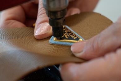 Caporalato, 13 brand in inchieste moda: carabinieri da Prada, Gucci e Versace