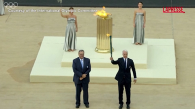Milano-Cortina 2026, la fiamma olimpica in viaggio verso Roma
