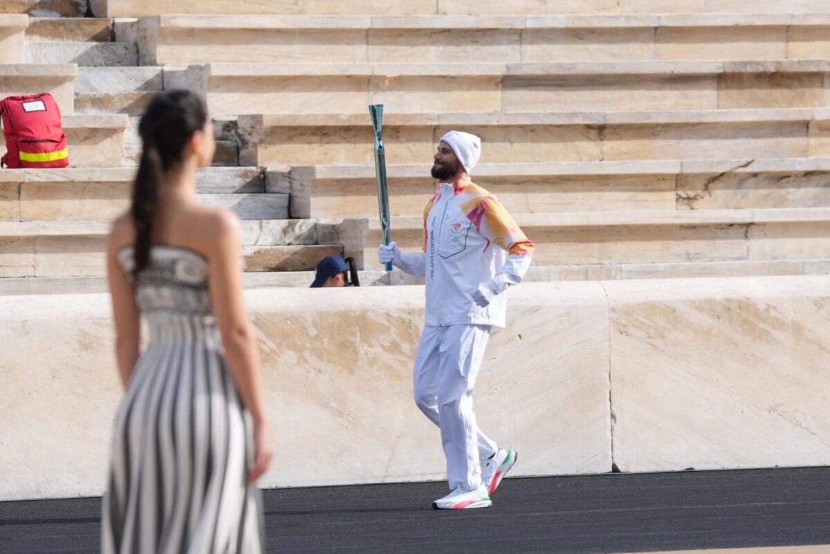 Milano Cortina 2026, la fiamma consegnata all’Italia: Paolini e Ganna tedofori