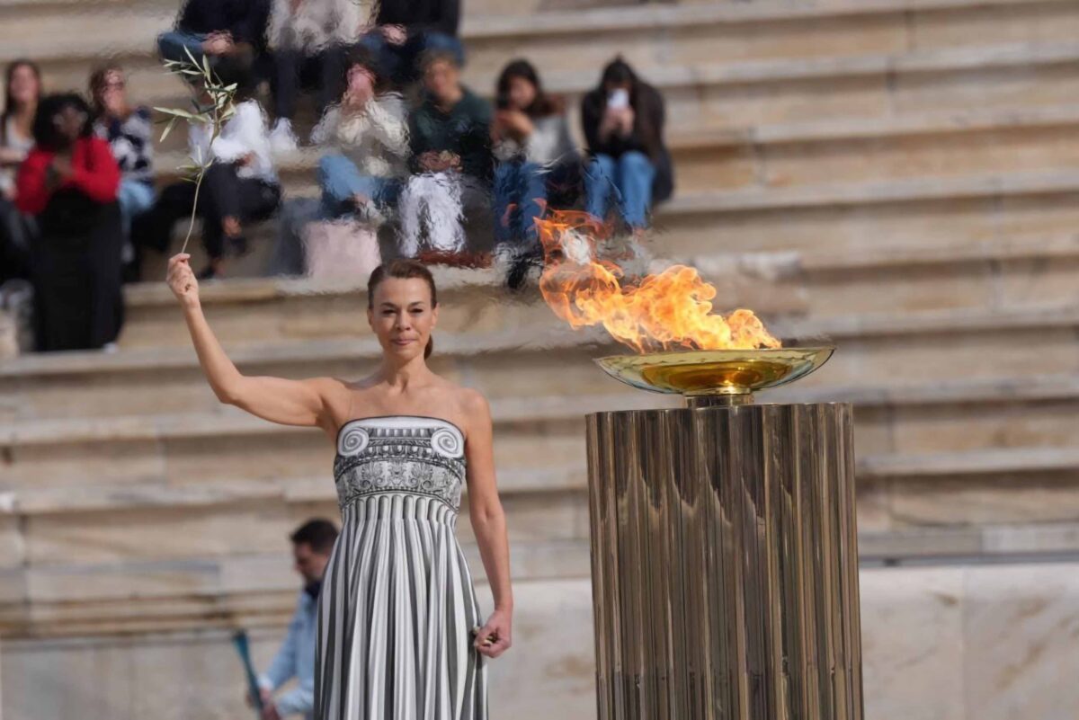 Milano Cortina 2026, la fiamma consegnata all’Italia: Paolini e Ganna tedofori