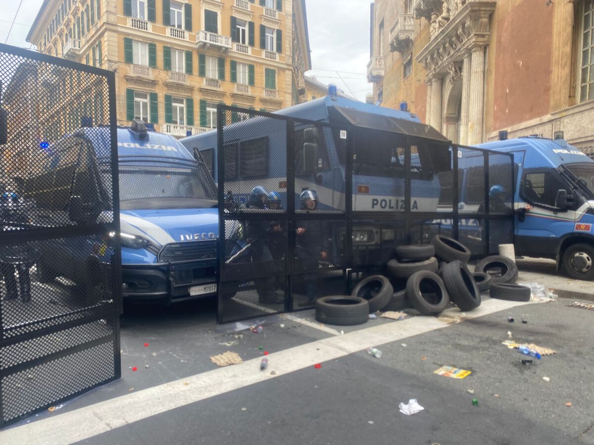 Genova, tensioni al corteo dei metalmeccanici per ex Ilva: lanci di fumogeni Genova, tensioni al corteo dei metalmeccanici per ex Ilva: lanci di fumogeni