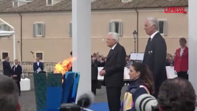 Milano-Cortina 2026, Mattarella accende il braciere celebrativo: le immagini dal Quirinale