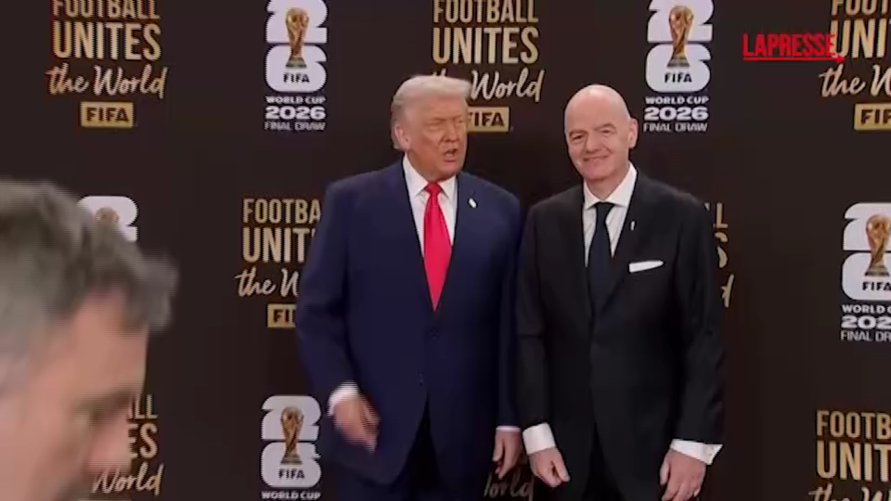 mondiali 2026 donald trump arriva alla cerimonia dei sorteggi al suo fianco infantino
