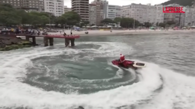 Brasile, a Copacabana Babbo Natale arriva sulla moto d'acqua