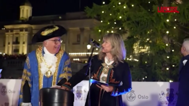 Londra, acceso il mega albero di Natale a Trafalgar Square