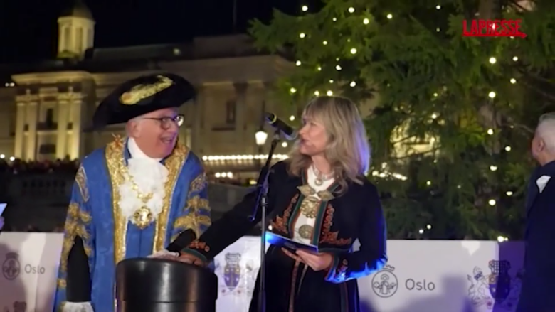 Londra, acceso il mega albero di Natale a Trafalgar Square