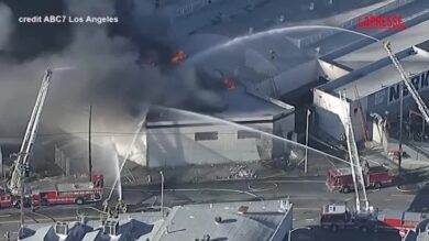 Los Angeles, maxi incendio nella metropoli: imponente la colonna di fumo nero