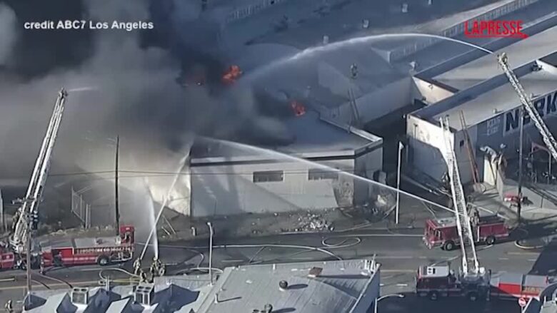 Los Angeles, maxi incendio nella metropoli: imponente la colonna di fumo nero