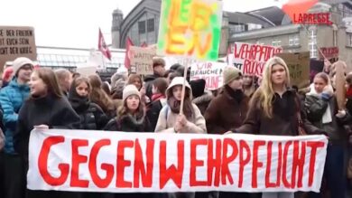 Germania, no al piano di reclutamento militare: migliaia di studenti in piazza ad Amburgo