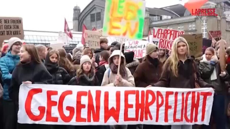 Germania, no al piano di reclutamento militare: migliaia di studenti in piazza ad Amburgo
