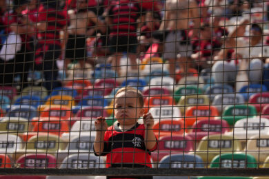 Un giovane tifoso del Flamengo attende l'inizio della partita di calcio finale della Copa Libertadores contro il Palmeiras brasiliano a Lima, Perù, il 29 novembre 2025. Partita che vince proprio il Flamengo. (AP Photo/Guadalupe Pardo, file)