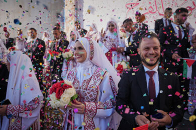 Coppie palestinesi si sposano durante una cerimonia di matrimonio di massa nella città di Hamad a Khan Younis, Striscia di Gaza, il 2 dicembre 2025. (AP Photo/Abdel Kareem Hana, File)