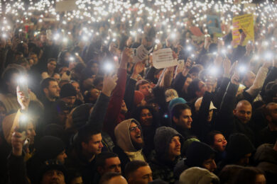 La gente protesta contro le misure di austerità nella bozza di bilancio del prossimo anno, a Sofia, Bulgaria, 1 dicembre 2025. (AP Photo/Valentina Petrova, file)