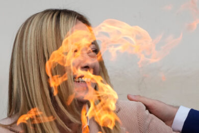 Il primo ministro italiano Giorgia Meloni ride durante l'accensione del calderone delle Olimpiadi invernali di Milano Cortina 2026, davanti al Palazzo presidenziale del Quirinale, a Roma, venerdì 5 dicembre 2025. (AP Photo/Gregorio Borgia)