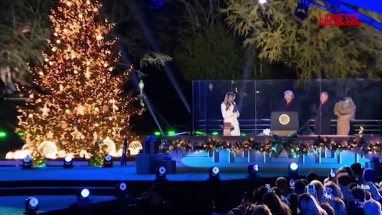 Natale, Trump e Melania accendono l'albero della Casa Bianca